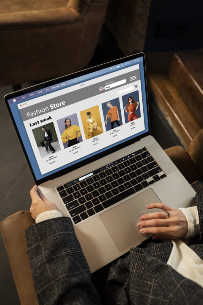 Home Feche As Maos Segurando O Dispositivo 683x1024